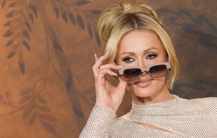 Paris Hilton organise une vente solidaire de sa garde-robe des années 2000