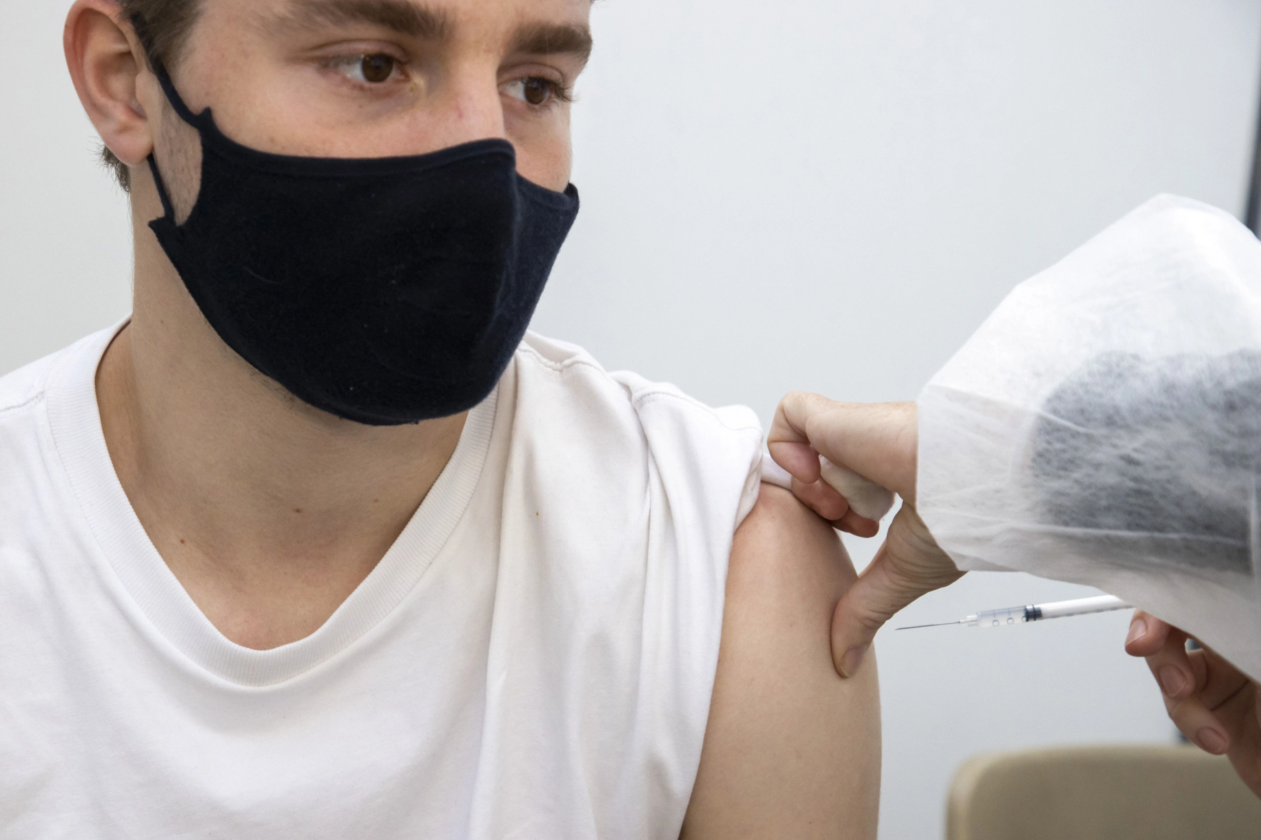 Deux doses de vaccins différents pour les moins de 55 ans, c’est efficace ?