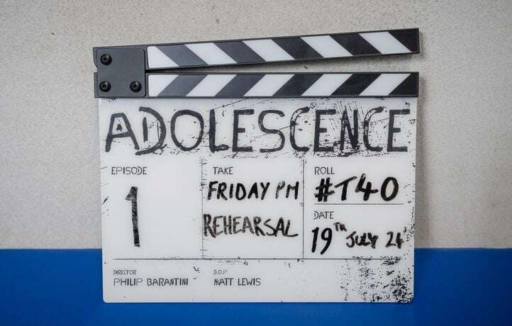 Netflix dévoile le making-of de sa série phénomène en France, « Adolescence ».