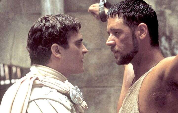 Russell Crowe agacé par Joaquin Phoenix dans « Gladiator »