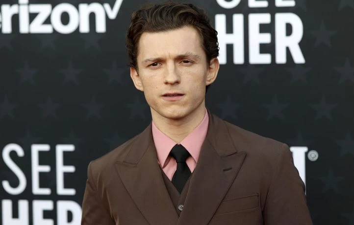 Au théâtre, le « Romeo » campé par Tom Holland allumé par la critique