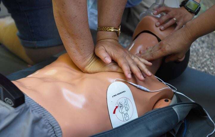 Une femme de 22 ans survit sans séquelles à 4 heures de massage cardiaque