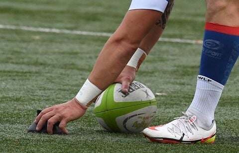 Un rugbyman amateur plaqué en plein match par… une biche !