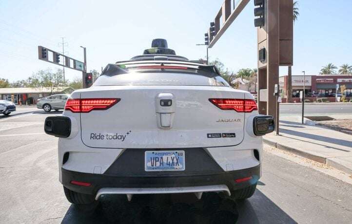 Il reste coincé dans un robot-taxi qui se met à tourner en rond