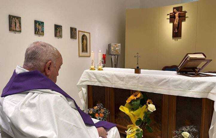 Voici la première photo du pape publiée depuis son hospitalisation