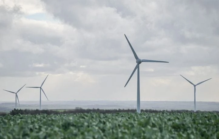 Comment la France espère produire plus d’électricité avec moins d’éoliennes