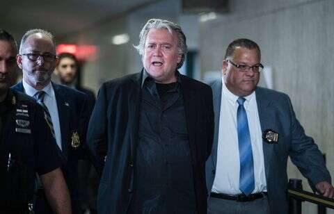 L’ultraconservateur Steve Bannon se rend en prison pour y purger sa peine