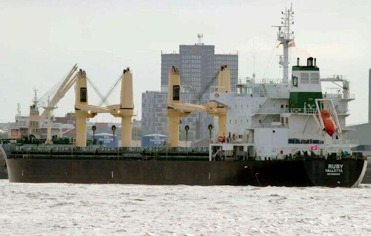 Un cargo qui transporte 20.000 tonnes de nitrate « menace » la Manche