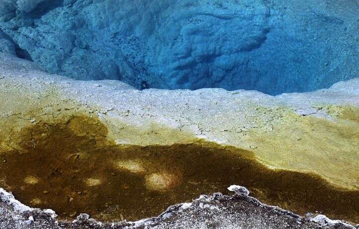 La couleur de ce bassin naturel a été transformée par le tourisme