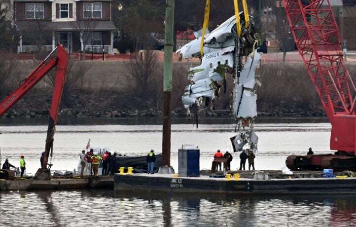 Les premiers éléments de l’avion repêchés et 55 victimes identifiées