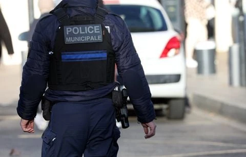 Un père verbalisé car son petit garçon de 2 ans a uriné dans un parc