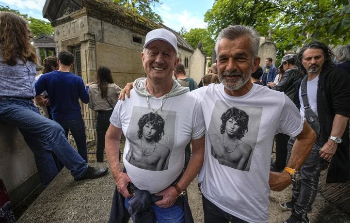 Devinez quelle star du rock va avoir sa passerelle à Paris ?