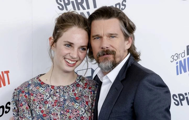 Moquée, Maya Hawke assume être une « nepo baby »
