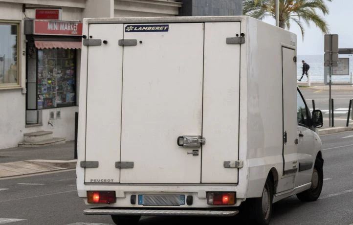 Après une erreur de GPS, un camion reste coincé 18 heures ans une ruelle