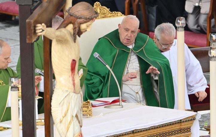 Essoufflé, le pape a passé la parole lors d’une messe aux forces armées