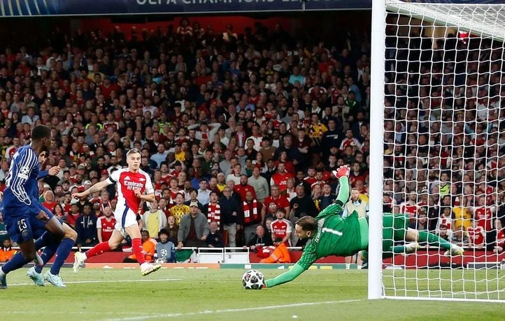 Les deux arrêts stratosphériques de Donnarumma, roi de ce monde en C1