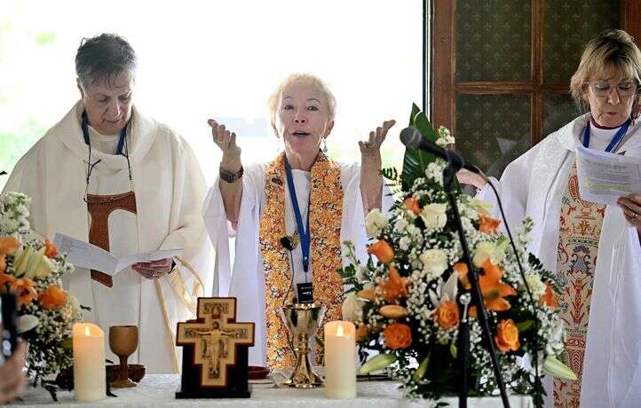 Des femmes rebelles en aubes blanches ordonnées prêtres à deux pas du Vatican