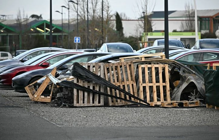 L’incendie d’une concession Tesla revendiqué par un collectif anarchiste