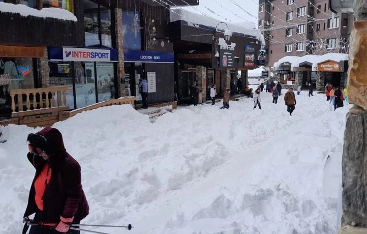« C’est du délire »… Val-Thorens coupée du monde après les chutes de neige