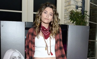 Paris Jackson en veut beaucoup aux paparazzi