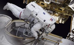 Des astronautes de l’ISS perdent une trousse à outils dans l’espace