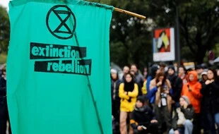 Action d’Extinction Rebellion sur une passerelle près de la Tour Eiffel