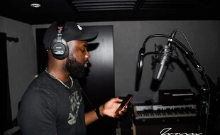 Passé par le RC Strasbourg, Junior Ntima, dit « JVNSY », perce dans le rap
