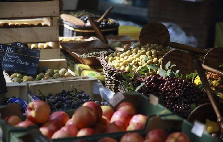 Dix euros la matinée, des étrangers payés une misère sur les marchés