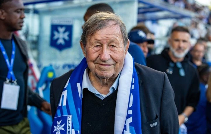 Guy Roux pris en photo avec des hooligans strasbourgeois d’extrême droite