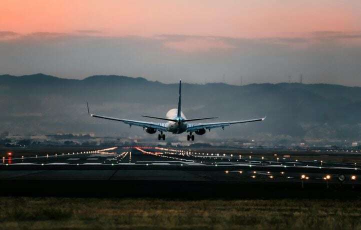 L’aile d’un avion touche la piste d’un aéroport à New York