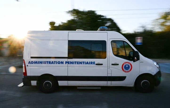 Deux véhicules de luxe saisis par la justice remis aux agents des Baumettes
