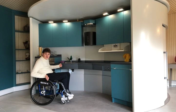Son fils devenu handicapé, il conçoit une maison où tout est accessible