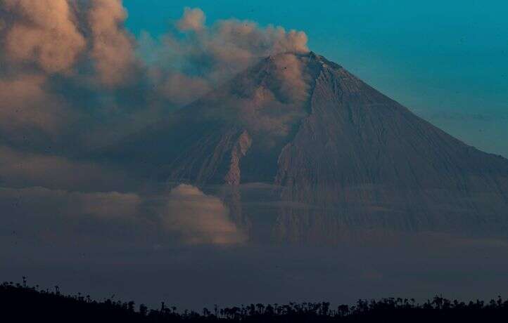 Le volcan Sangay crache un nuage de cendres en Equateur