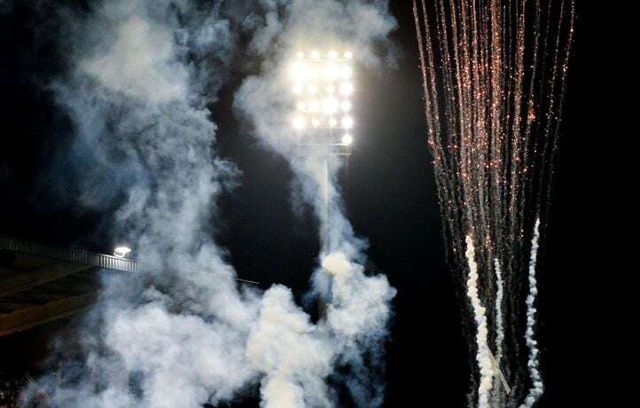 Deux joueurs blessés par des feux d’artifice tirés par les spectateurs