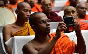 D’où vient l’expression « l’habit ne fait pas le moine » ?