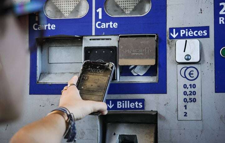 Retailleau répond à Macron qui répond à un Tiktokeur sur le tel au péage