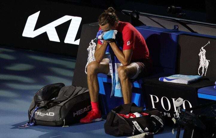 Laminé en finale de l’OA par Sinner, Zverev prend un gros coup sur le carafon