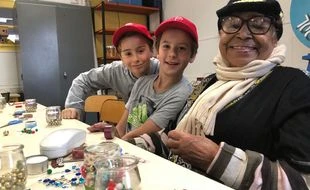 Ils ont (au moins) 70 ans d’écart et fabriquent ensemble des décos de Noël