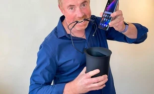 Oblio peut-il recharger et désinfecter un smartphone en même temps?
