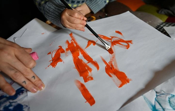 Un bébé expose dans une galerie ses peintures qui se vendent 200 euros