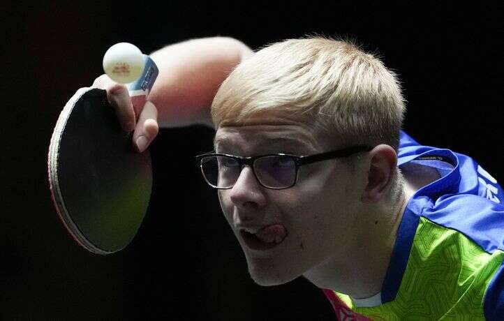 Les frères Lebrun s’affrontent au ping-pong et pour une fois le cadet gagne