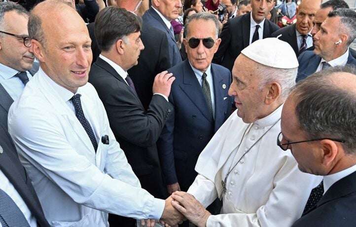 Qui est Sergio Alfieri, le médecin star qui donne des nouvelles du Pape ?