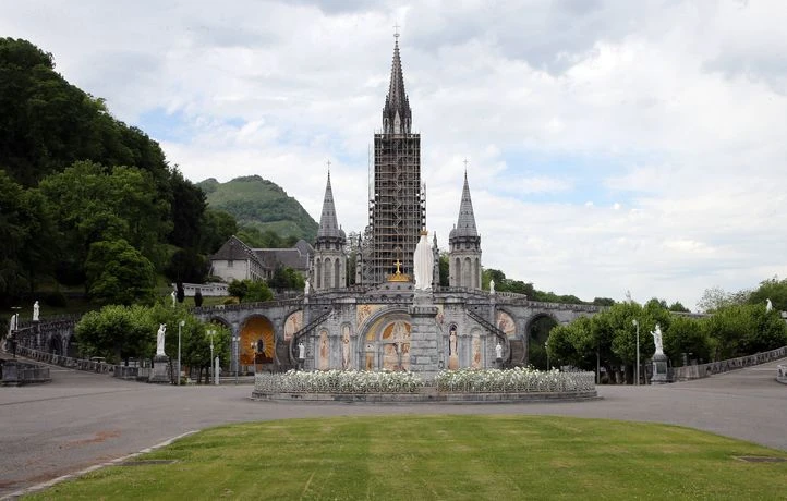 Le sanctuaire de Lourdes masque des mosaïques d’un prêtre suspecté d’agressions sexuelles