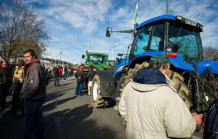 Agriculteurs français et espagnols manifestent main dans la main dans les Pyrénées