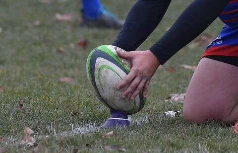 Le décès d’un jeune rugbyman sorti du placard en pleine campagne électorale