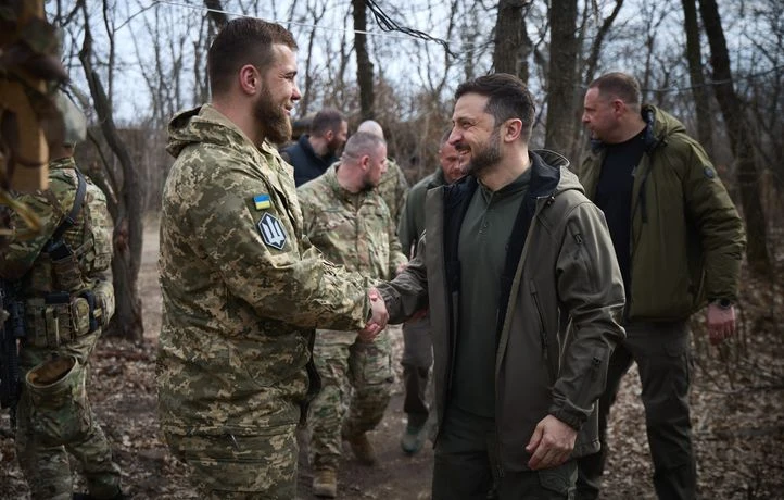 Zelensky au milieu de ses soldats, la Russie se prépare aux négociations