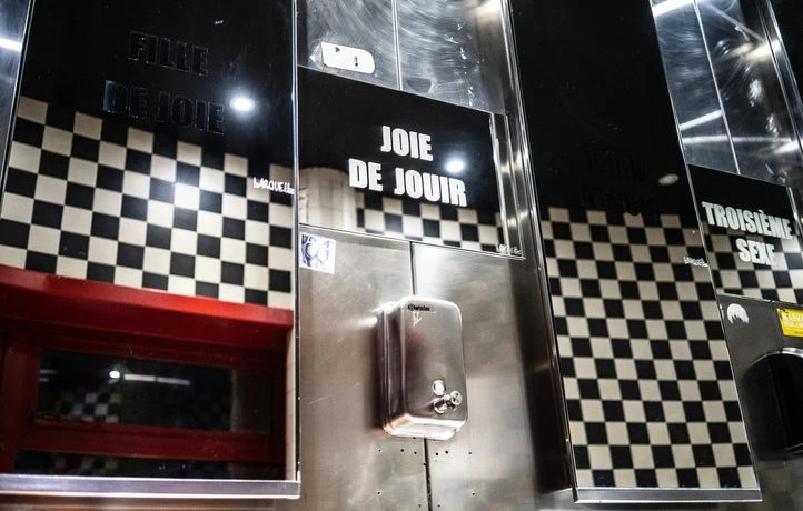 Avez-vous déjà écrit dans les toilettes d’un bar ?