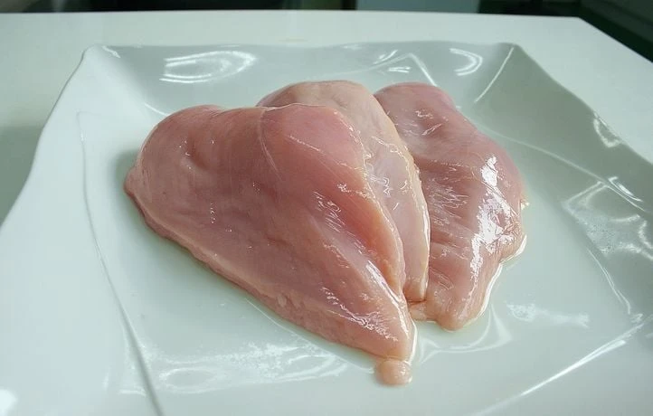 Non, laver votre poulet au liquide vaisselle n’est pas une bonne idée
