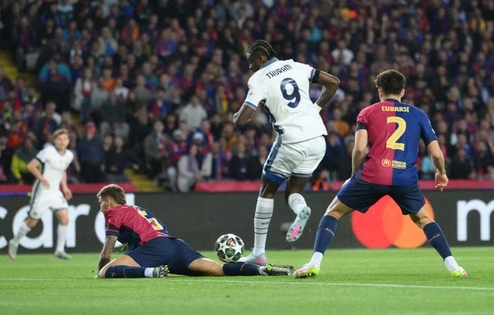 Mais c’était quoi cette Madjer de l’espace de Marcus Thuram face au Barça ?