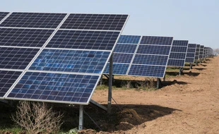 Et si la face arrière des panneaux solaires n’était plus inutile ?